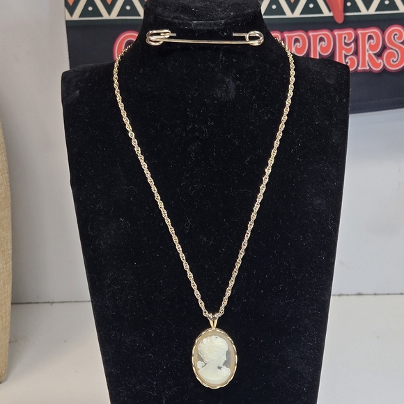 Citation Twist Goldtone Chain Necklace Lucite Cameo Cream Color Right Facing EUC - Picture 8 of 8